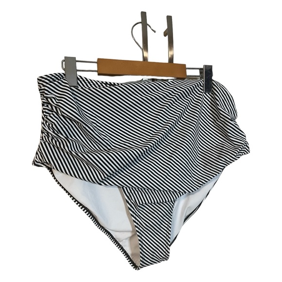 A Cupshe striped bikini bottom in size 2X - Picture 2 of 6